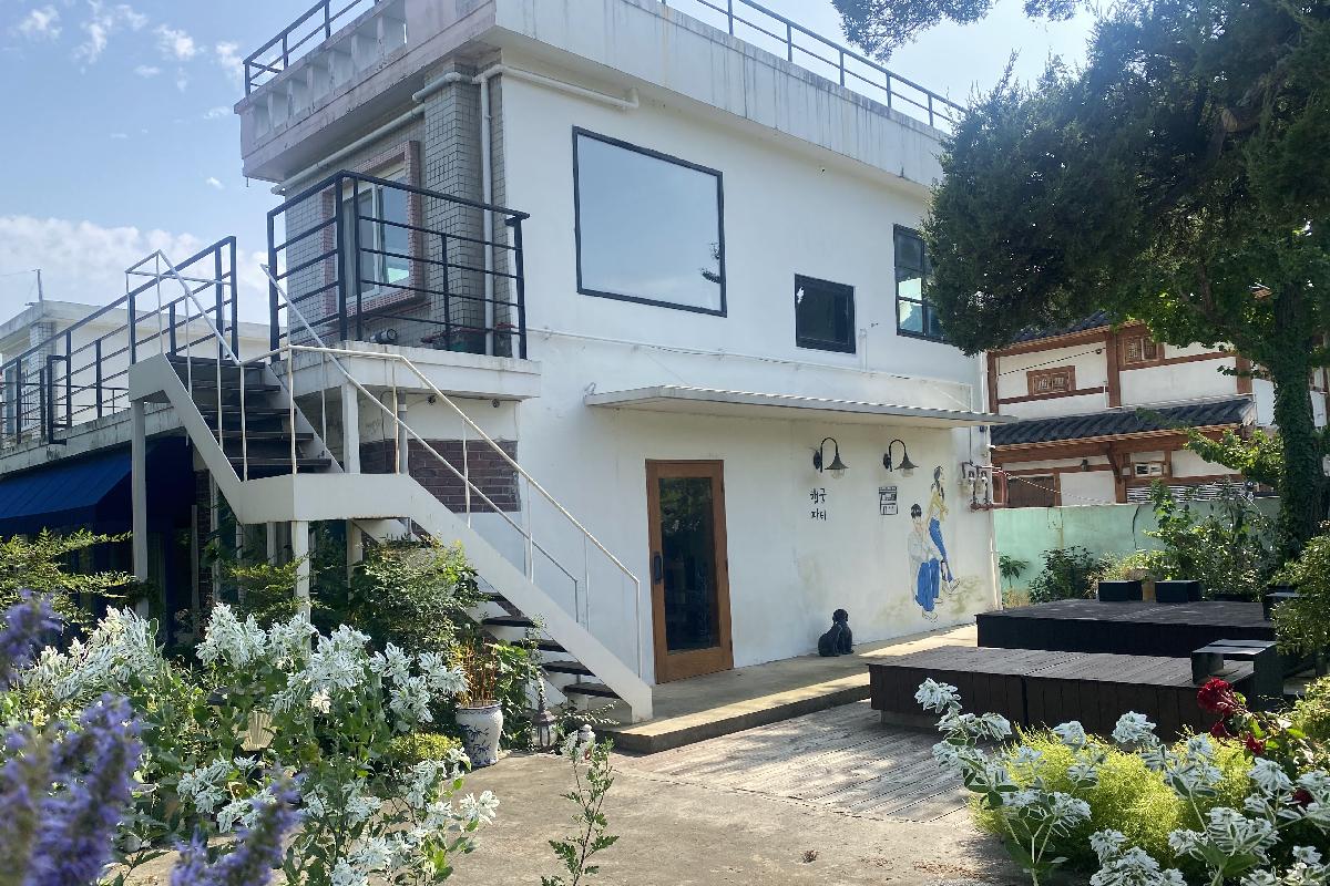 Extérieur pittoresque d'un bâtiment moderne incrusté de verdure en face de Suwon Hwaseong, dans un quartier populaire pour le tournage de K-dramas.