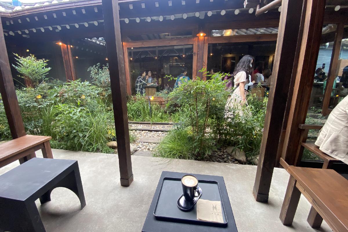Café moderne dans un hanok traditionnel coréen à Ikseon-dong, avec une vue sur un jardin intérieur