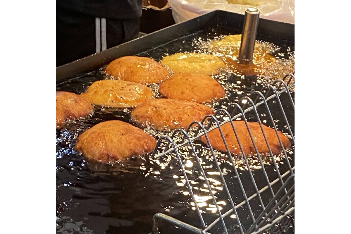 Hotteok frits flottant dans l'huile chaude au marché de Mangwon à Séoul