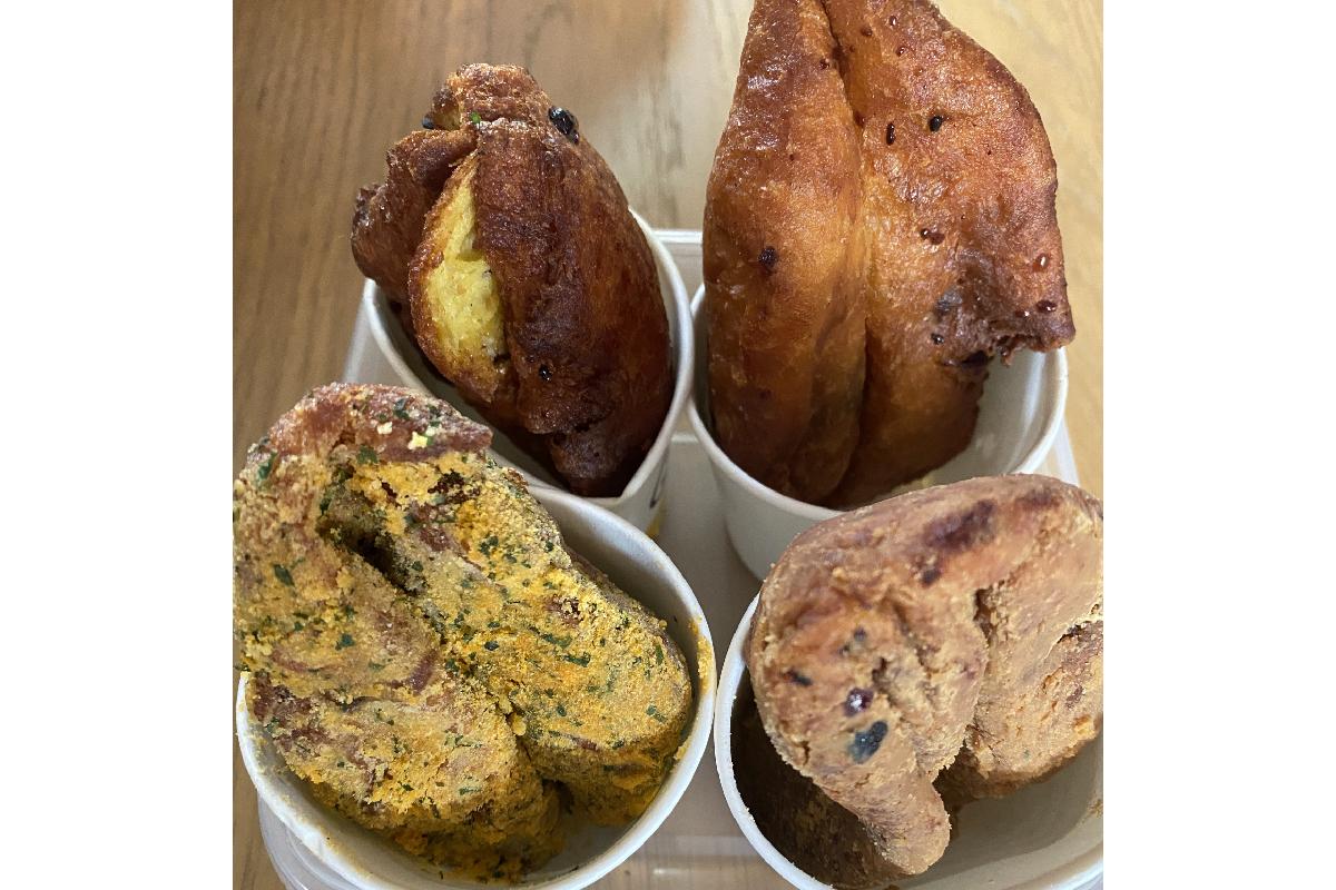 Variété de hotteok, y compris un hotteok au fromage aromatisé, servi dans des petits gobelets en papier