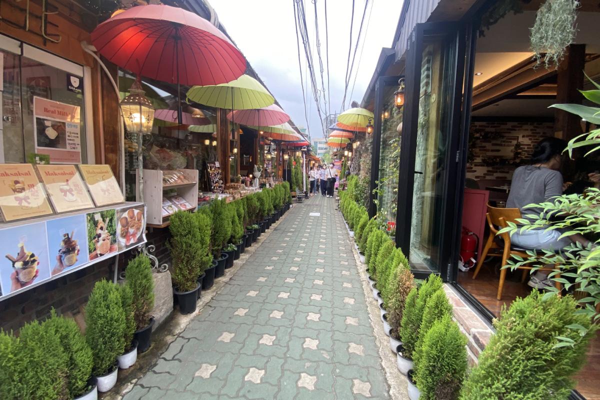 Allée d'un marché à Ikseon-dong, décorée avec des parapluies colorés suspendus au-dessus