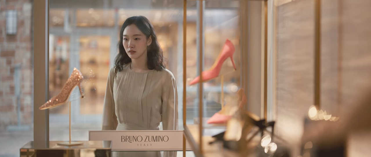 Escaparate de tienda de lujo en Yeoju Premium Outlets, K-drama 'Little Women', donde se filmó una escena sorpresa con Song Joongki.
