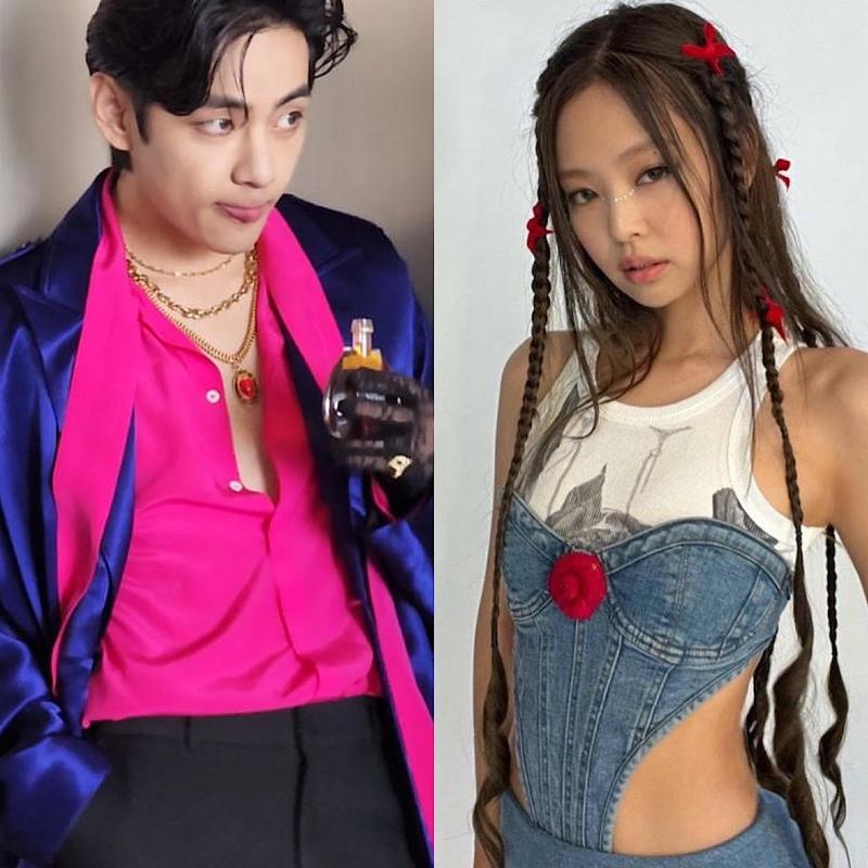 BTS VとBLACKPINKジェニー風のシルエットの服装、左の男性はピンクシャツとブルーのジャケットを着用し香水を持っている。右の女性はデニムコルセットスタイルのトップを着用し、赤いリボンで編まれた髪型。