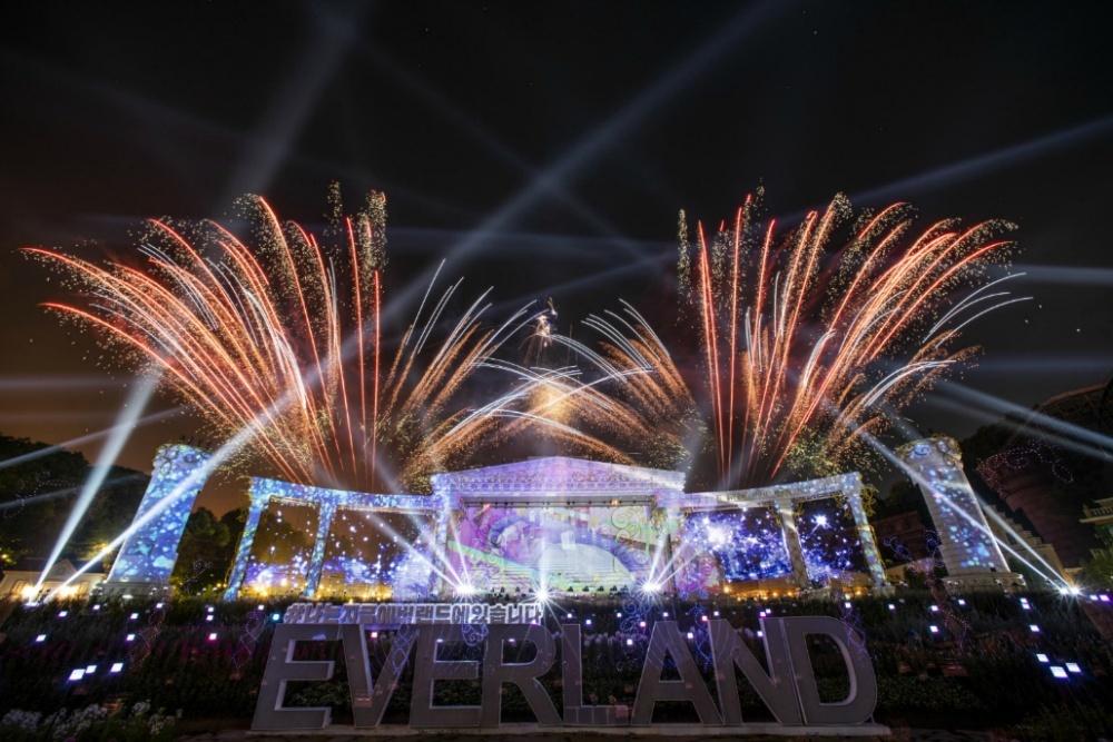 Feuerwerk bei Nacht über Everland, mit leuchtenden Farben und Lichteffekten