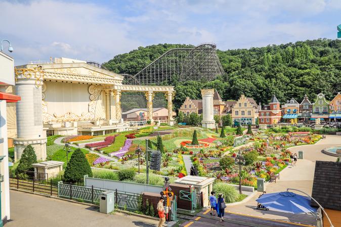 Panoramablick auf die prachtvolle Gartenlandschaft von Everland mit Achterbahn im Hintergrund