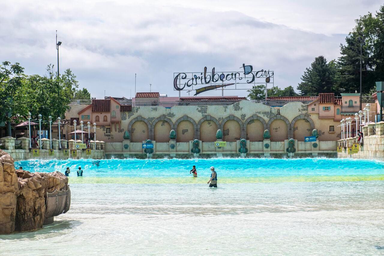 Innenansicht des Caribbean Bay Wasserparks mit künstlichen Felsen und luxuriösen Wasserflächen