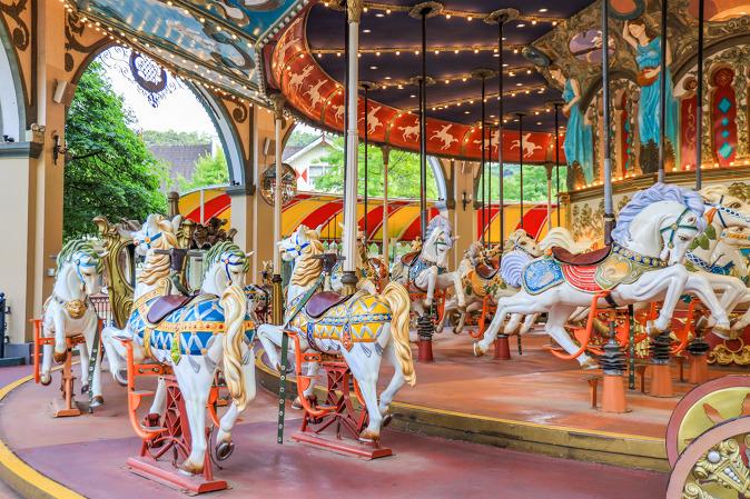 Karussell in Everland, das mit prächtig bemalten Pferden verziert ist