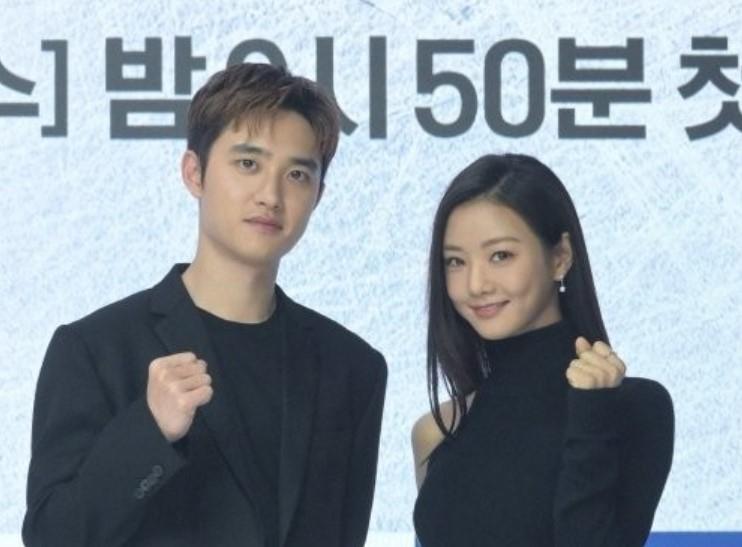 KBS2ドラマ「真剣勝負」製作発表会での俳優たちの記念撮影