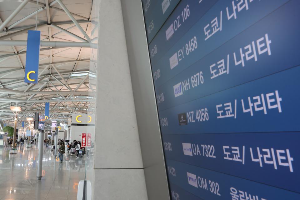 仁川国際空港の第1ターミナルに設置された電光掲示板に表示された東京行きのフライト情報。日本への渡航が再び可能になったことを示す。