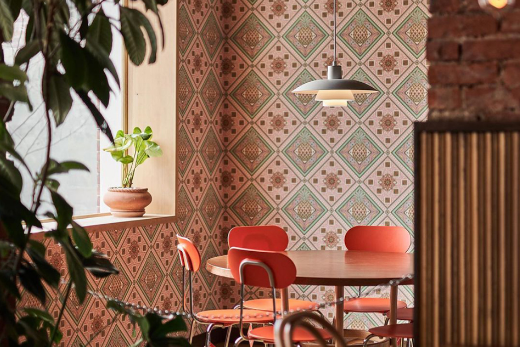 【レトロなカフェのインテリア】レトロなインテリアが特徴的なカフェのコーナー。繊細にデザインされた壁紙がカフェの落ち着いた雰囲気を演出しています。