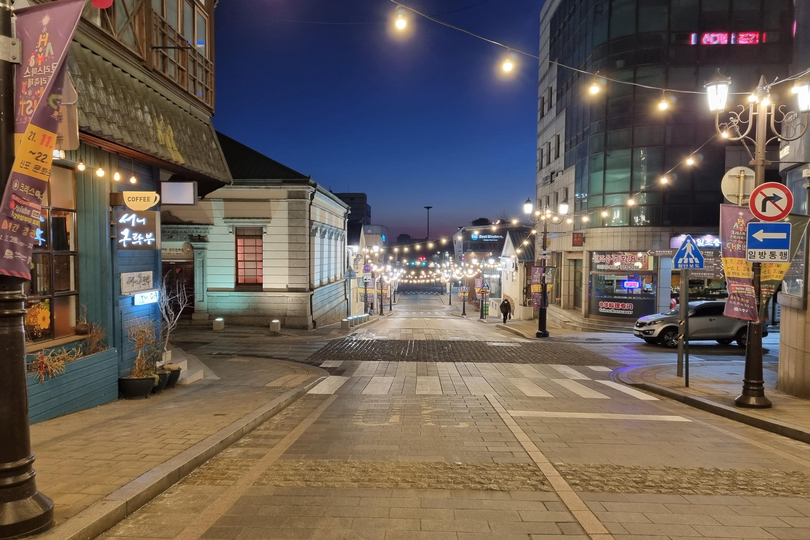【仁川開港場通り夜景】美しい夜の仁川開港場通り、暖かいオレンジの照明が通りを照らし、訪れる人々を歓迎します。韓国の歴史と異文化が交差する人気の観光スポット。
