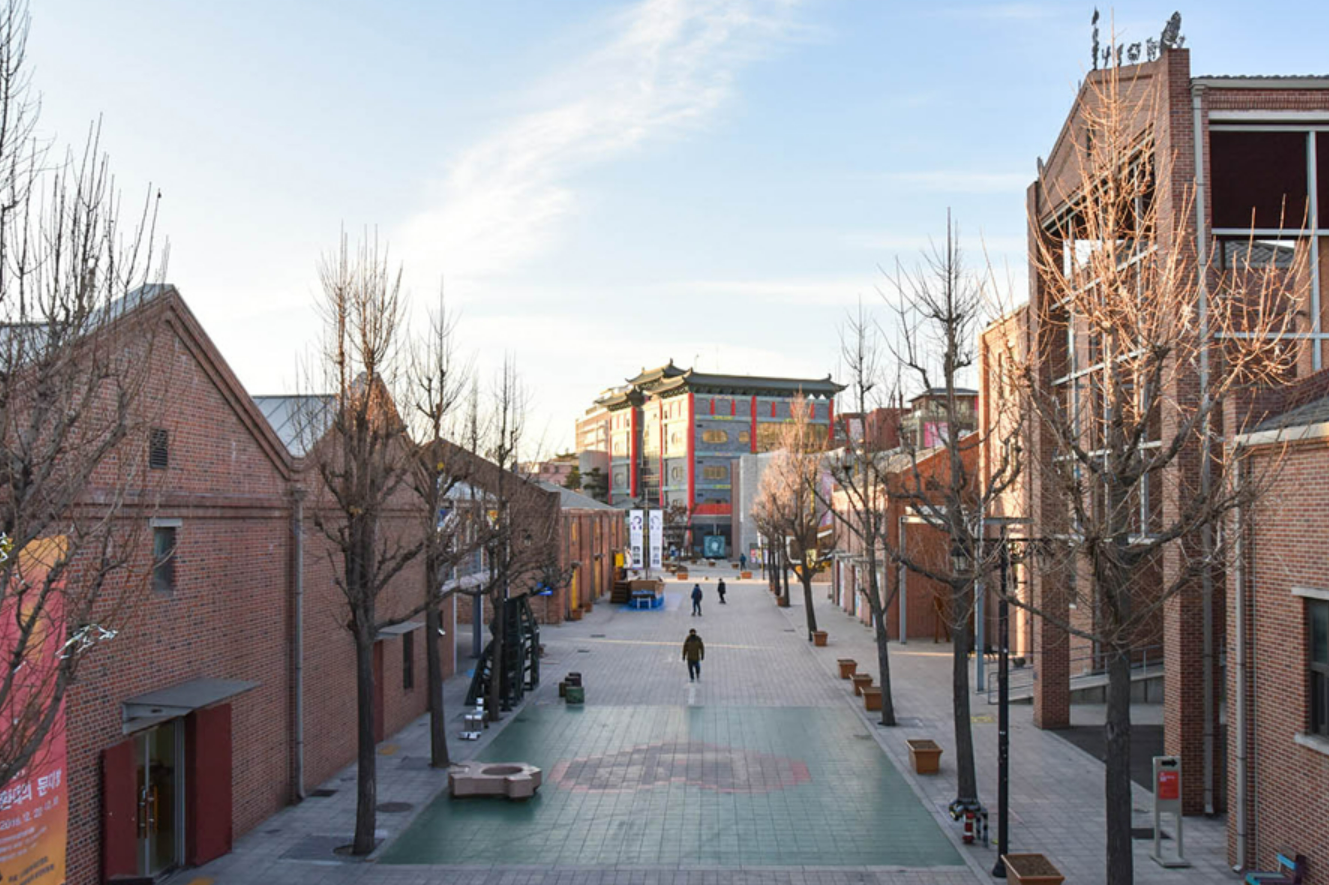 【仁川チャイナタウン近くの通り】仁川チャイナタウン近くの広場。歴史的なレンガ造りの建物が並び、異国情緒あふれる観光スポットとして魅力的。