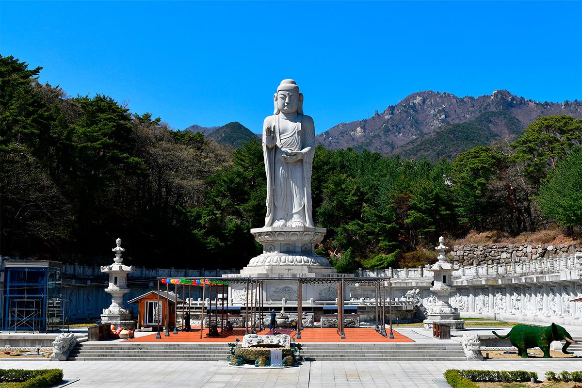 桐华寺，展示古老的寺庙建筑结构和寺院环境，是韩国文化和历史的重要部分。