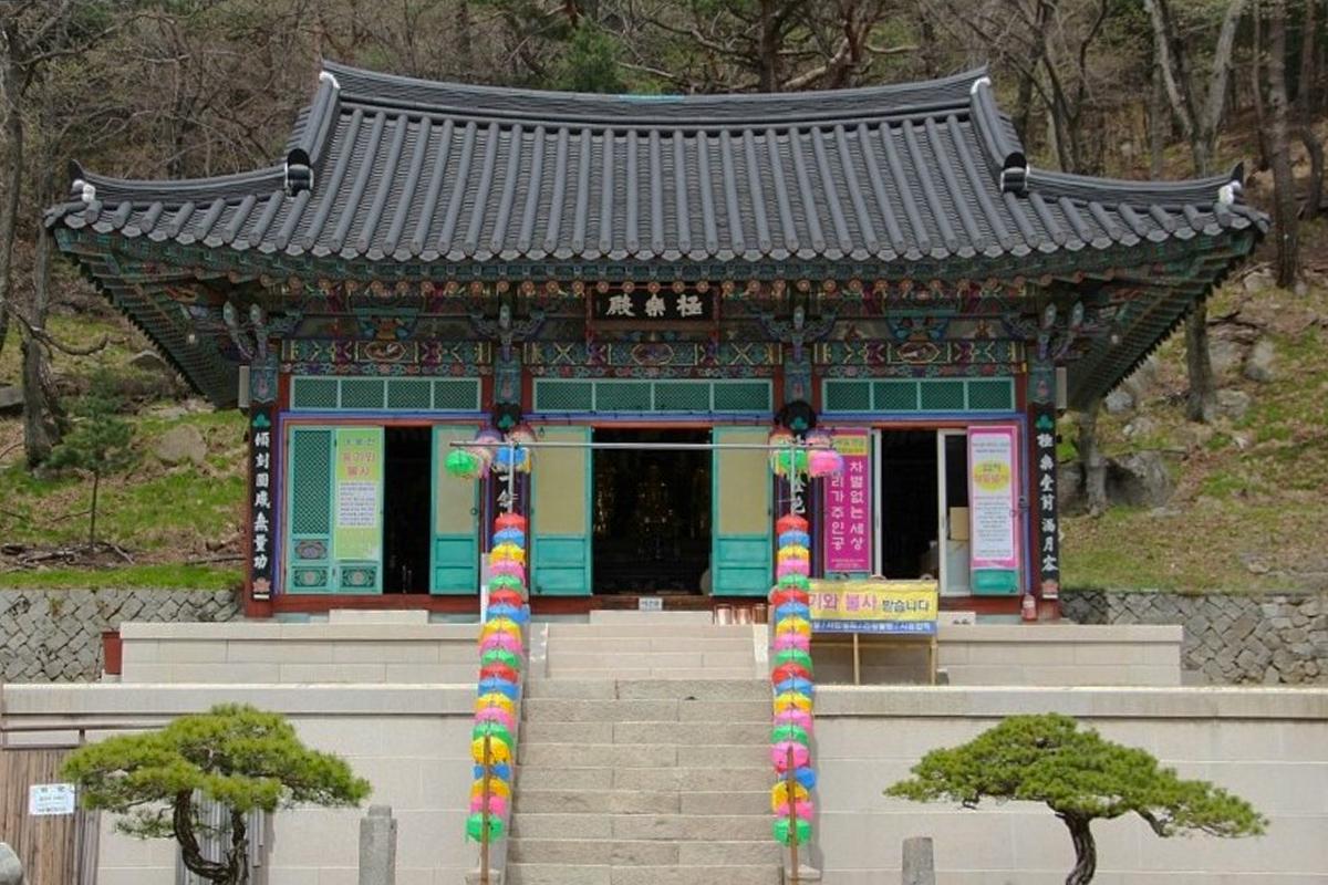 禅本寺建筑，展示韩国传统寺庙建筑风格及其宗教文化氛围。