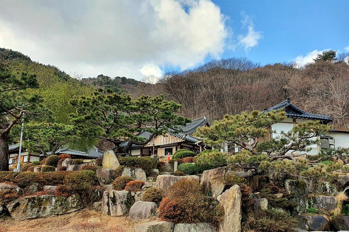 银海寺院灯笼装饰，代表着佛教节日庆典与祈祷仪式。