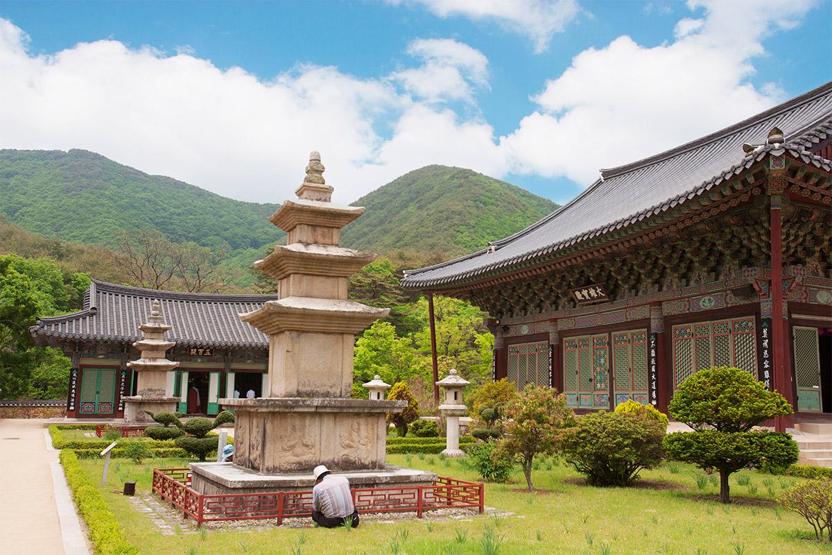 青岛云门寺庭院，展示韩国传统寺庙的建筑细节和宁静的环境。