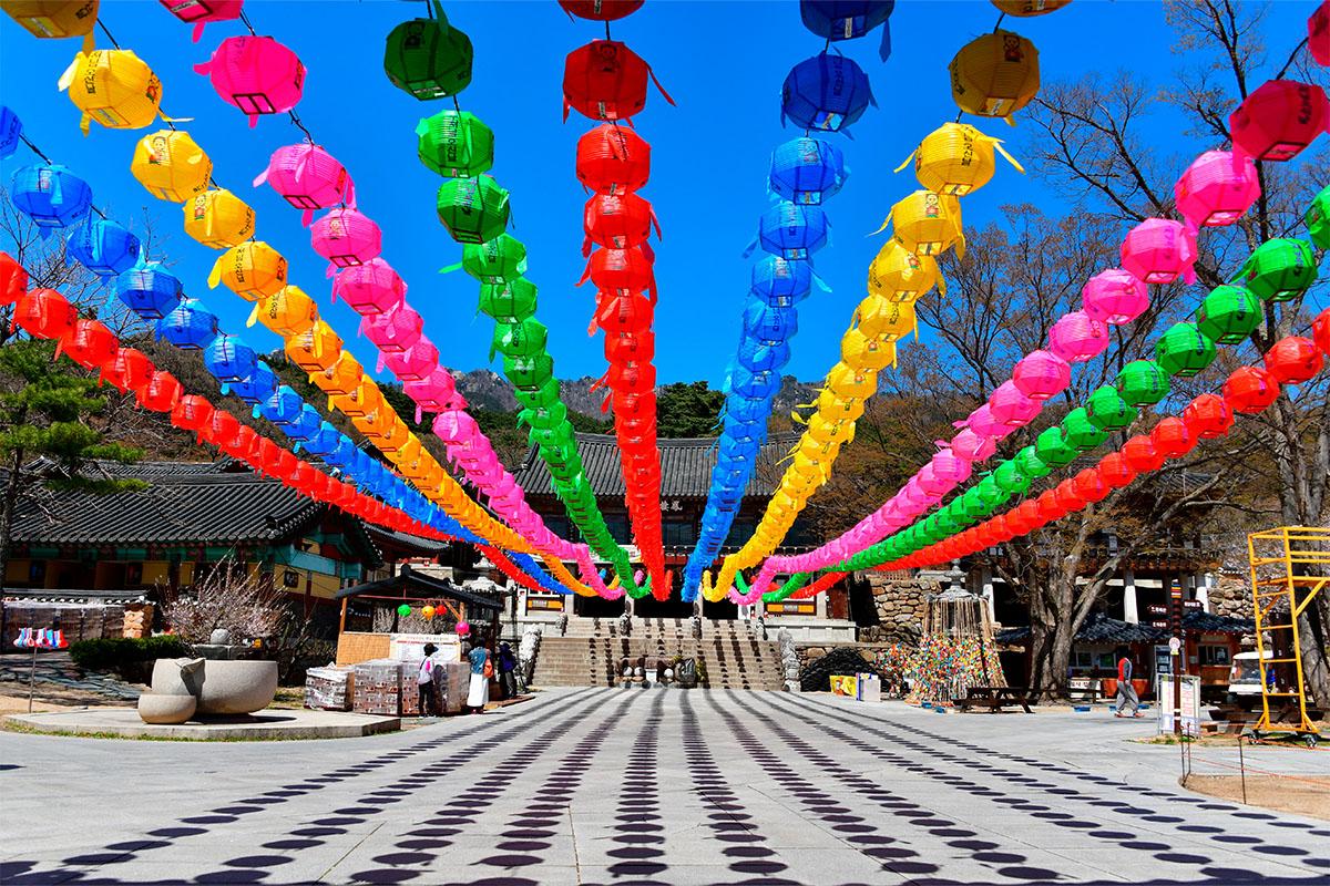 桐华寺的一角，显示出韩国传统寺庙建筑的细节和宁静的氛围。
