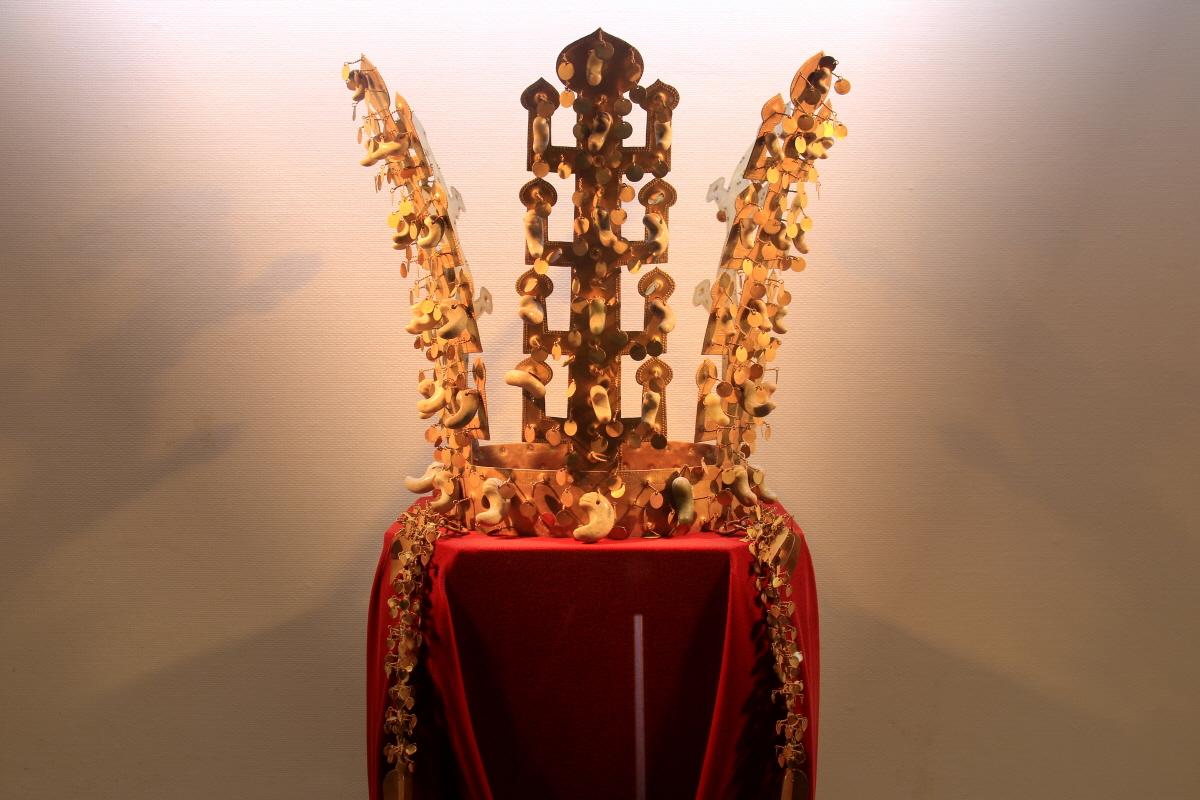 Corona d'oro esposta al Museo Nazionale di Gyeongju, simbolo della storia brillante della città