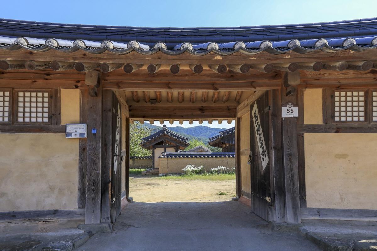 Porta tradizionale nel villaggio Hahoe, patrimonio dell'Unesco in Corea