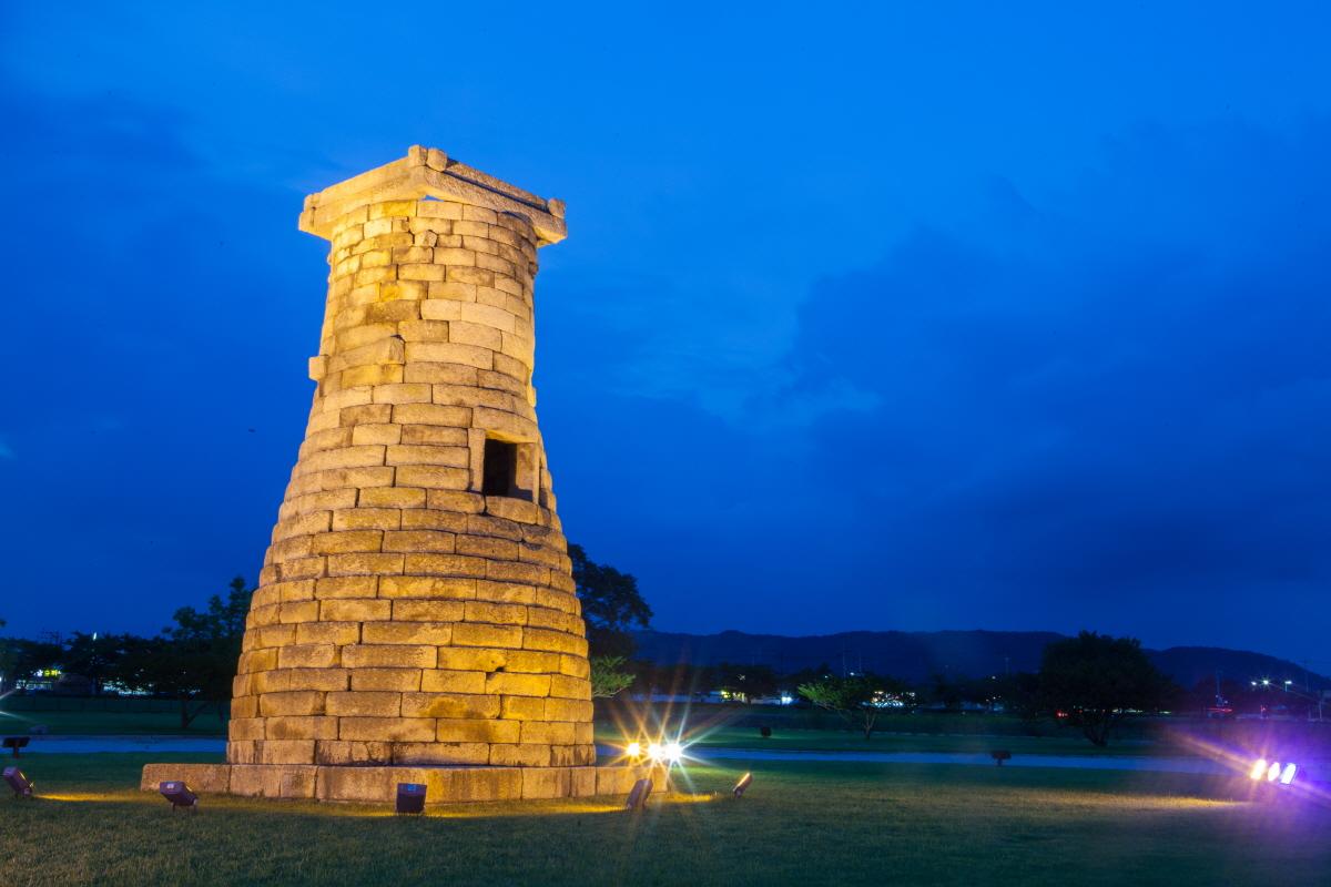 Cheomsungdae illuminato di notte, un simbolo storico di Gyeongju visitato tutto l'anno