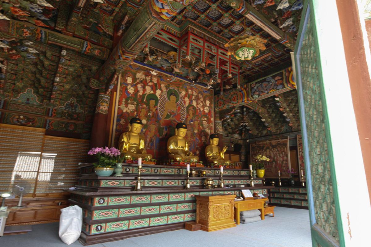 Interno del Tempio Donghwasa, ricco di decorazioni colorate nel periodo Samguk in Corea