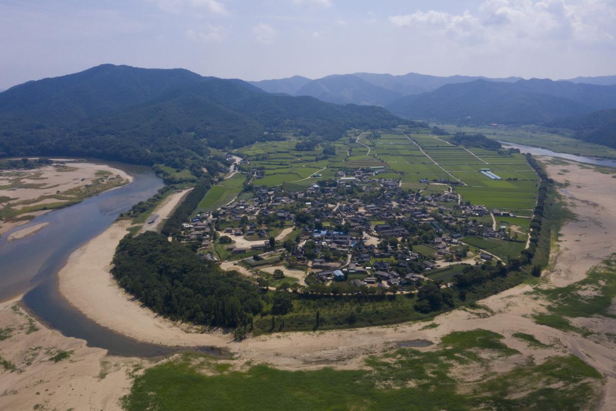 Vista dall'alto del villaggio di Hahoe, un sito patrimonio dell'Unesco con grande significato storico