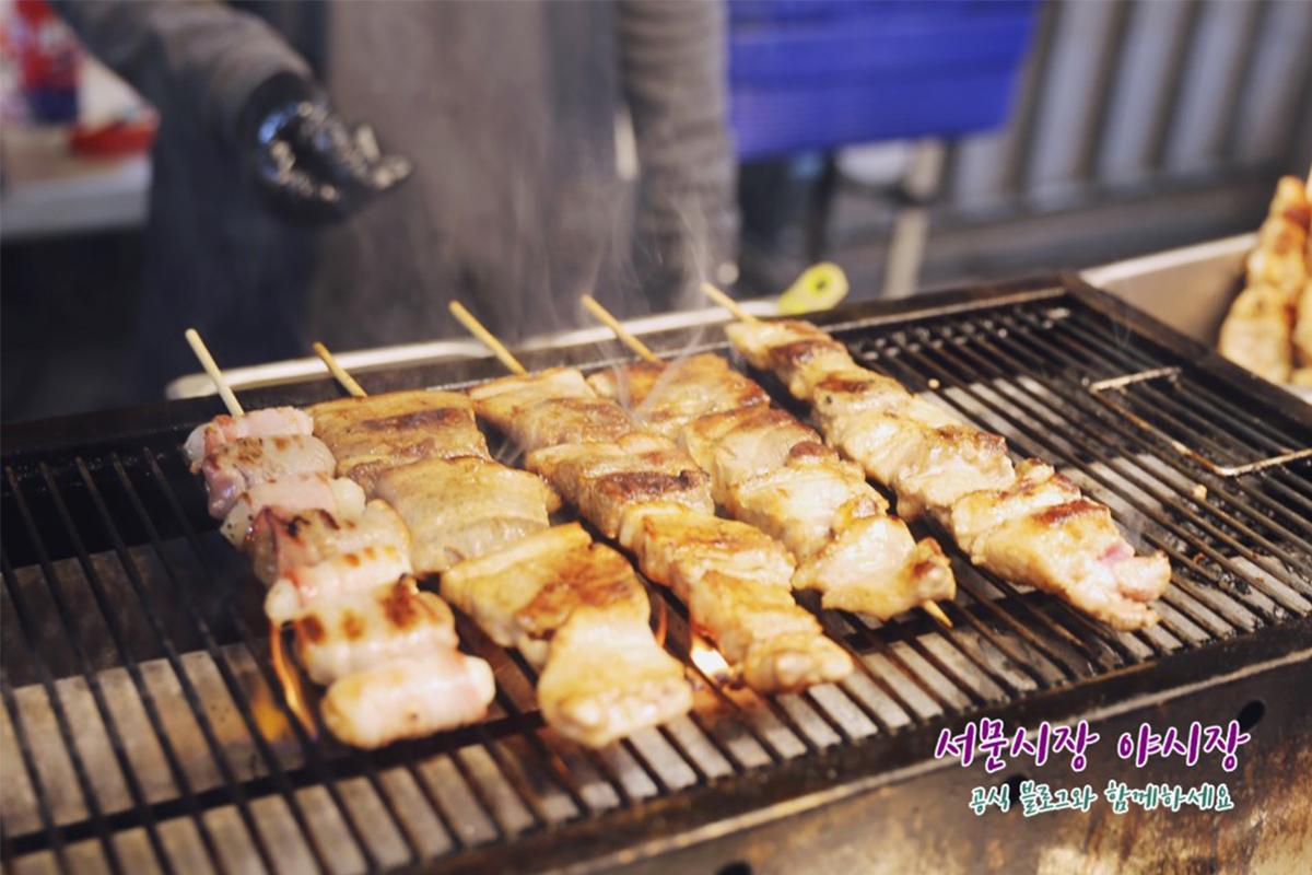 Spiedini alla griglia al Mercato Seomun, famosa esperienza culinaria locale di Daegu
