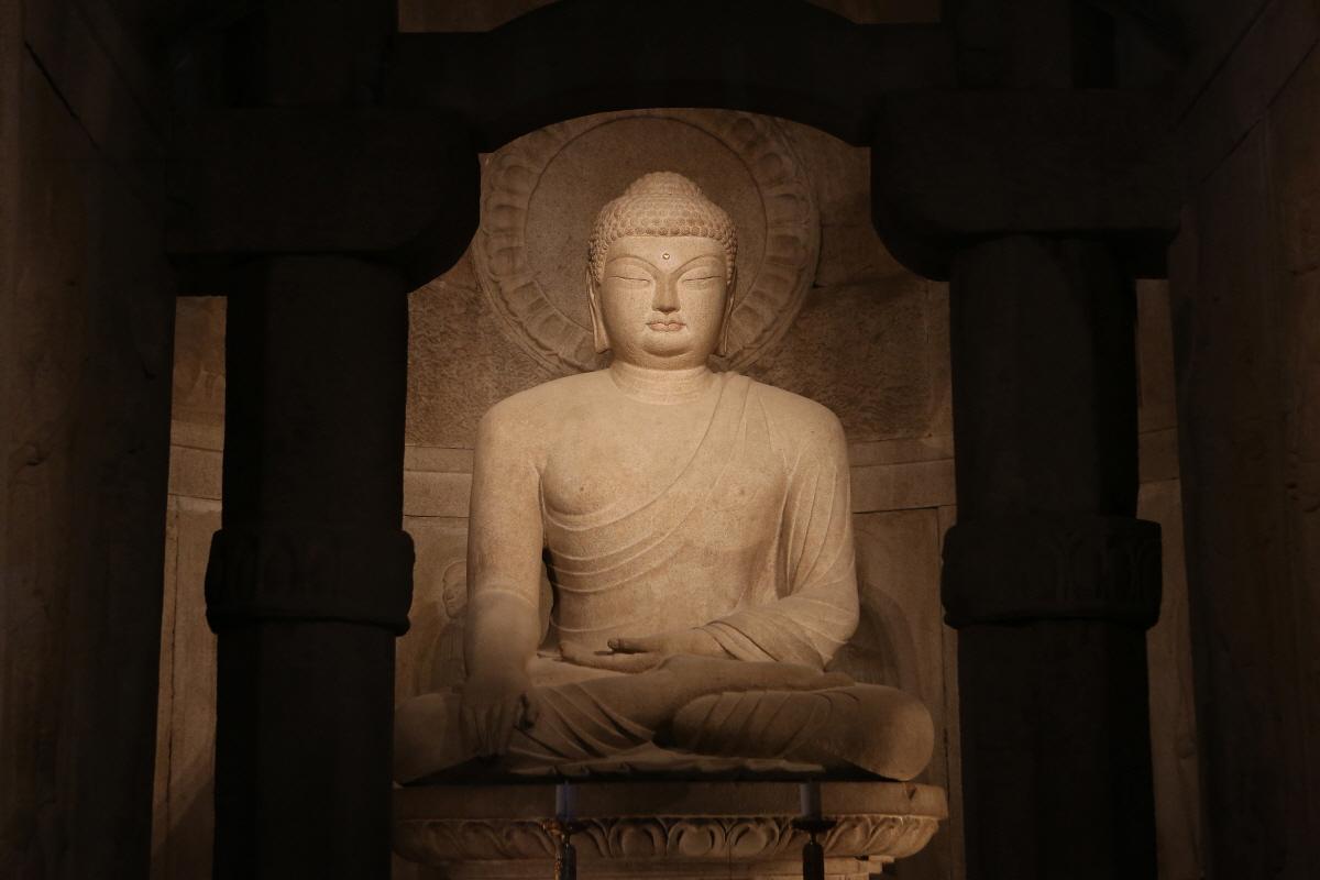 Statua di Buddha nel Tempio Seokguram, sito patrimonio dell'umanità di grande bellezza estetica