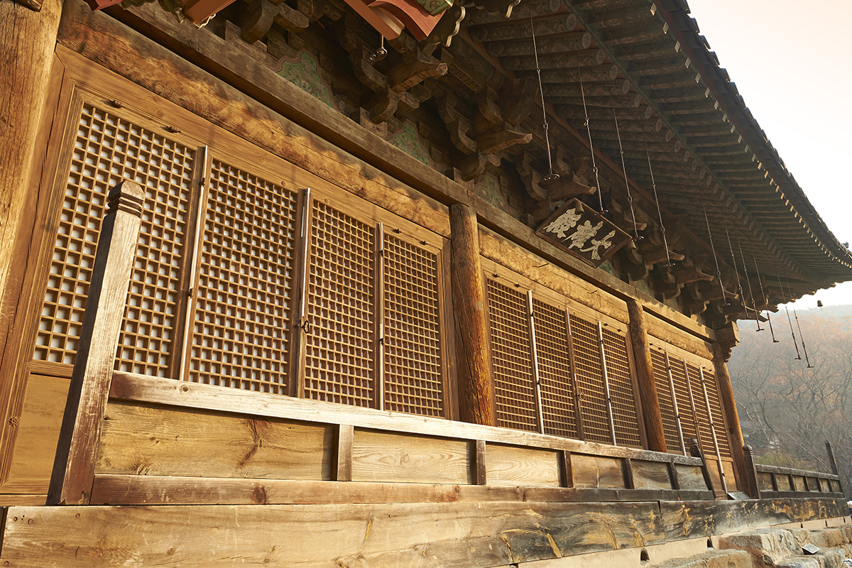 Dettaglio architettonico del Tempio Bongjeongsa, un antico tempio con un design tradizionale coreano