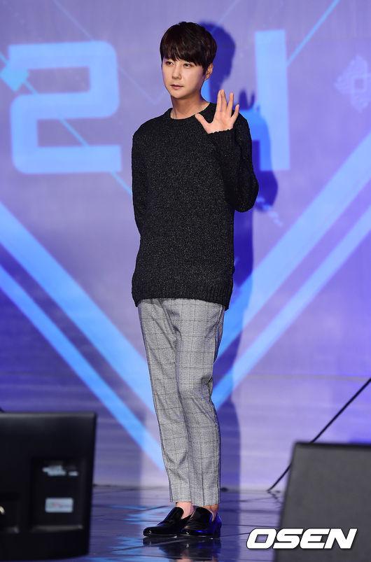 SHINHWAのメンバーがステージでフォトタイムを行う様子。カジュアルなファッションでポーズをとっている。