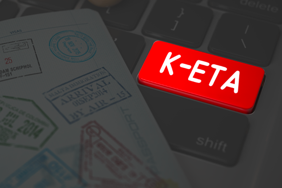 K-ETA가 적힌 키보드의 빨간 키를 강조한 이미지로, K-ETA 단말 부팅 단추와 여행 스탬프 분위기를 연출한다.