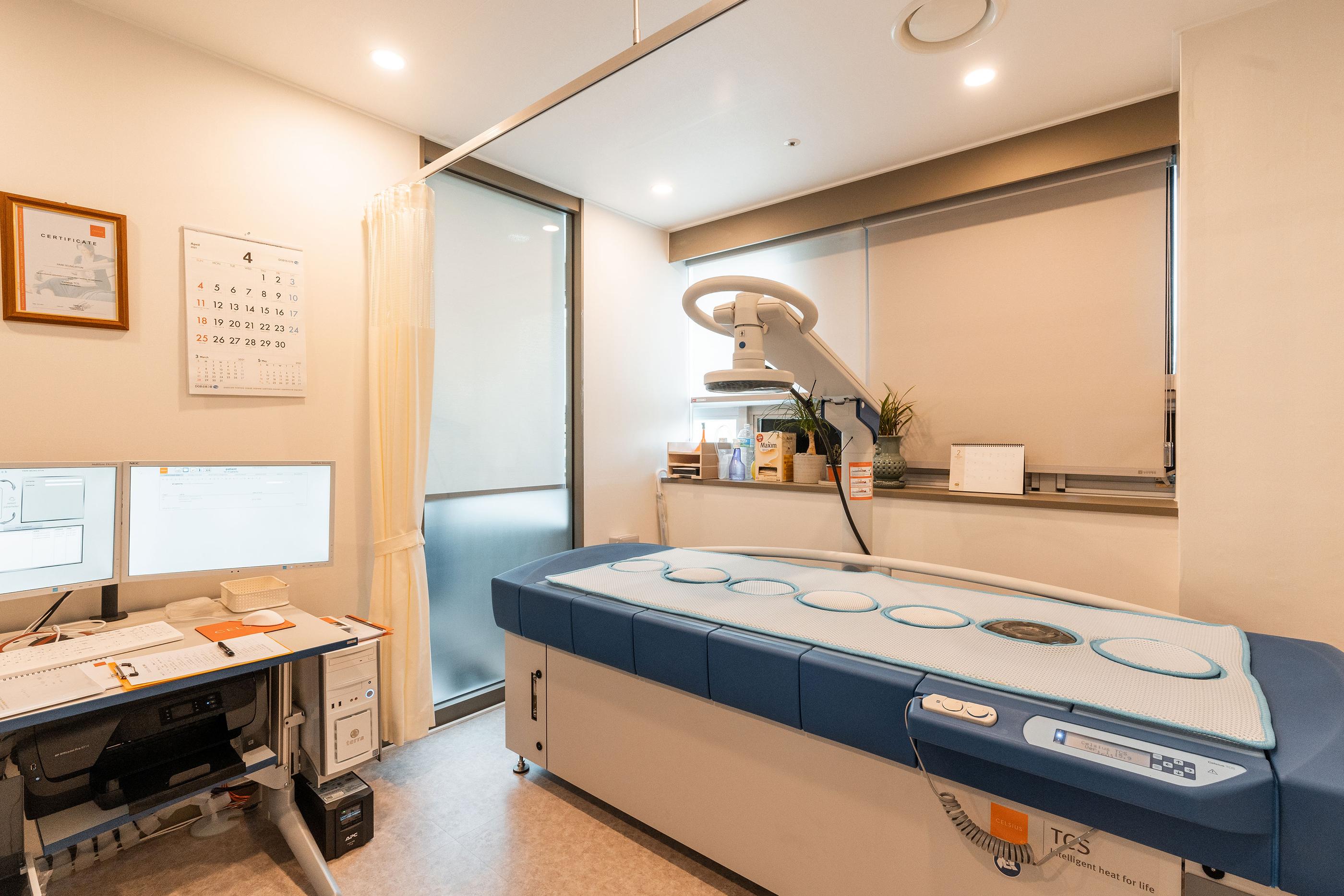 ห้องตรวจภายในโรงพยาบาล Chang Hanbang ที่มีอุปกรณ์ทางการแพทย์ครบครัน