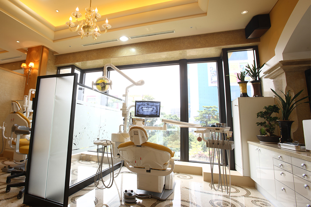 ห้องตรวจภายในคลินิกทันตกรรมที่มีอุปกรณ์ทางการแพทย์ที่ทันสมัย