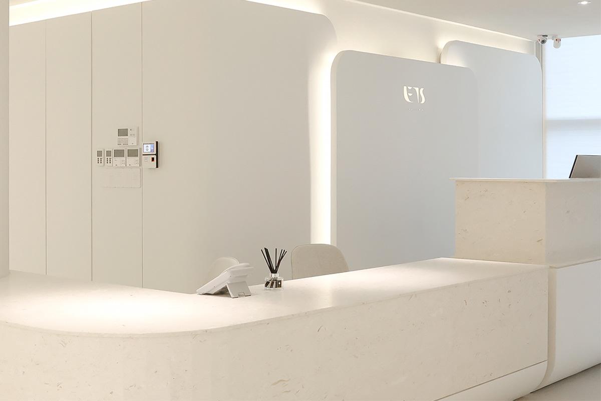 พื้นที่ต้อนรับภายใน Lets Plastic Surgery ที่ตกแต่งด้วยโทนสีขาวและมีบรรยากาศที่ผ่อนคลาย