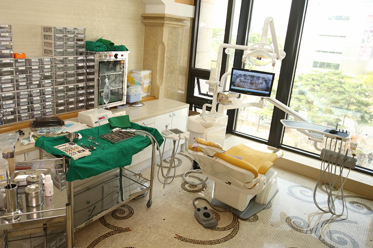 บริเวณคลินิกทันตกรรมที่มีบรรยากาศสว่างไสว พร้อมเครื่องมือทางการแพทย์ครบครัน