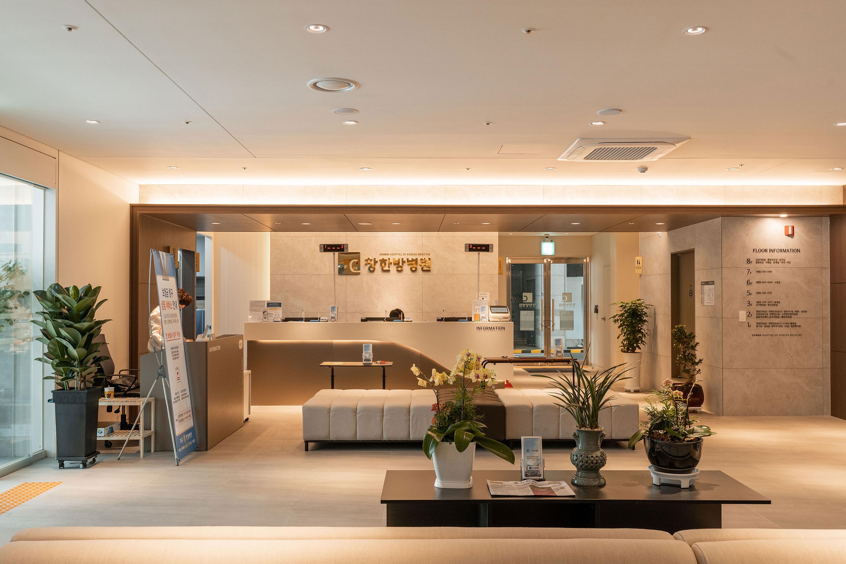พื้นที่ต้อนรับภายในโรงพยาบาล Chang Hanbang ที่ตกแต่งอย่างเรียบหรู