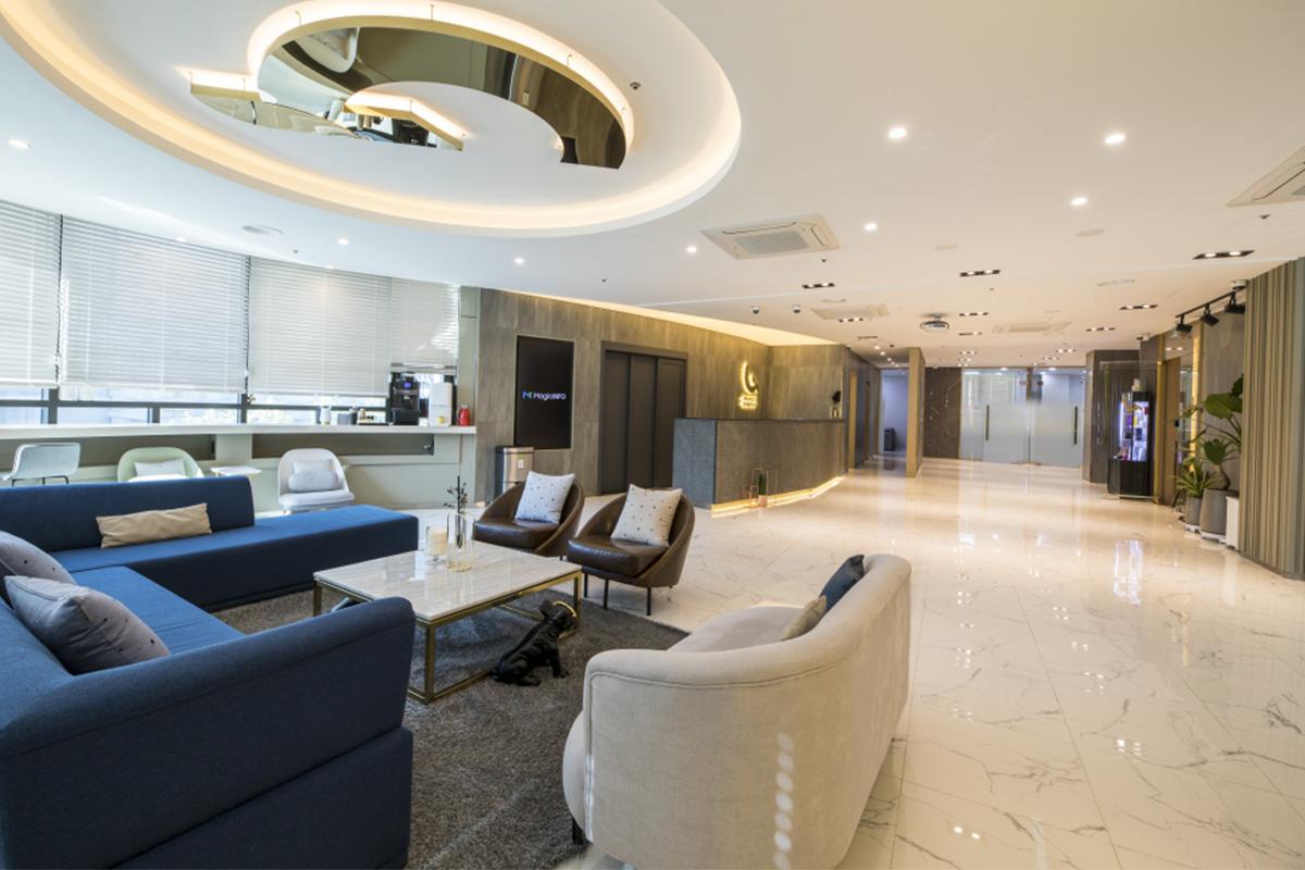 บริเวณห้องรับรองของ Hwanggeum Dermatology ที่กว้างขวางและทันสมัย