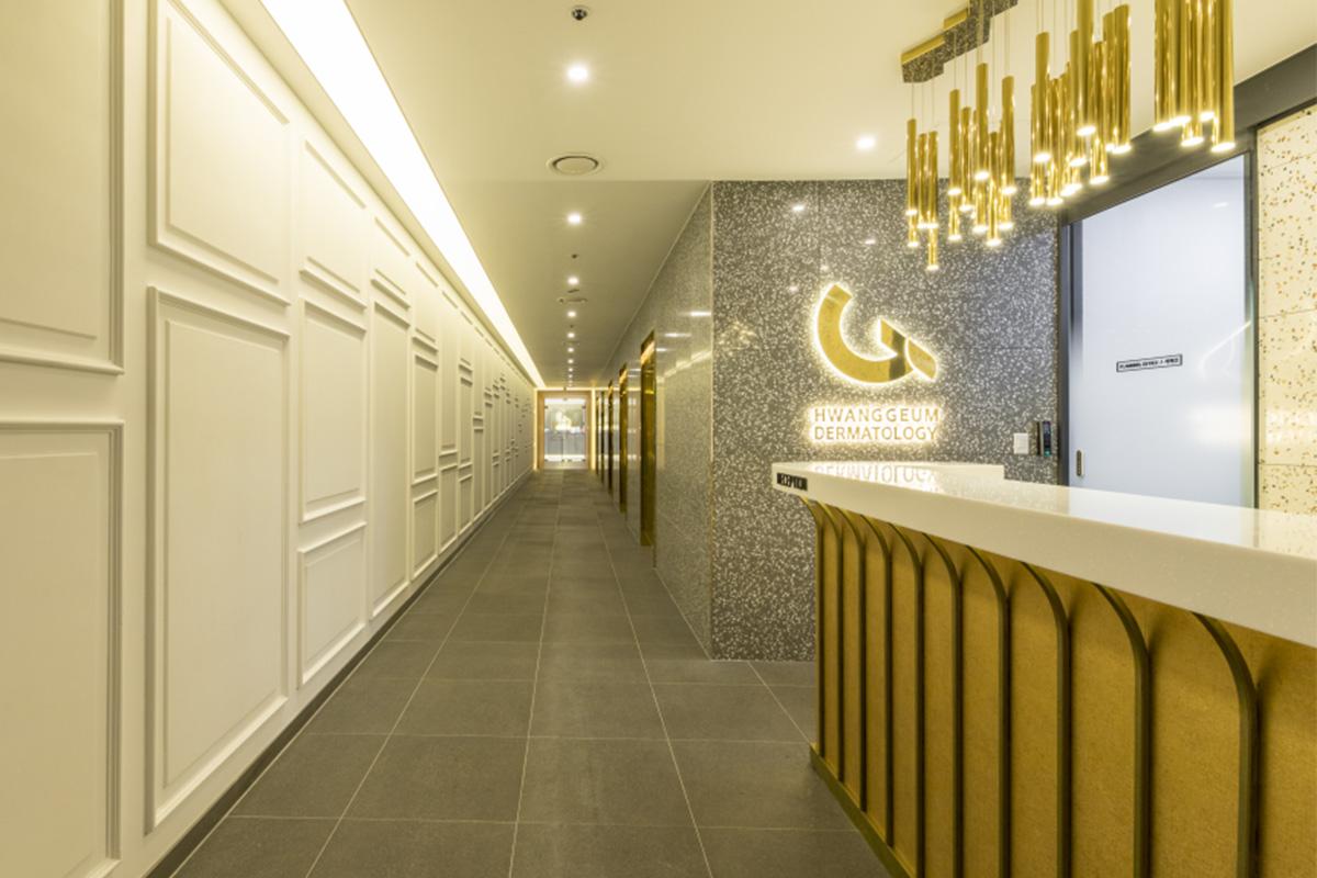 ทางเดินภายใน Hwanggeum Dermatology ที่มีการตกแต่งอย่างสวยงามและมีสไตล์เฉพาะตัว