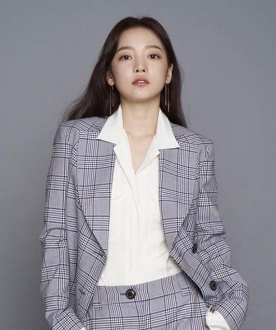 グレーのチェック柄のスーツを着た女性