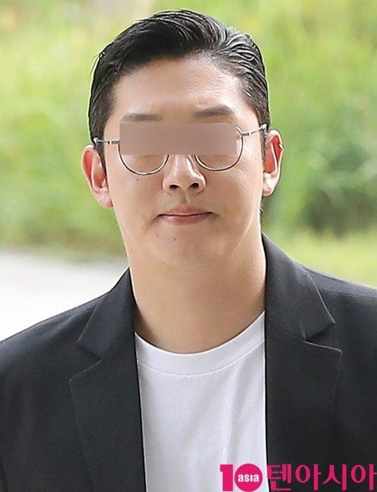 黒のジャケットと白のTシャツを着た男性