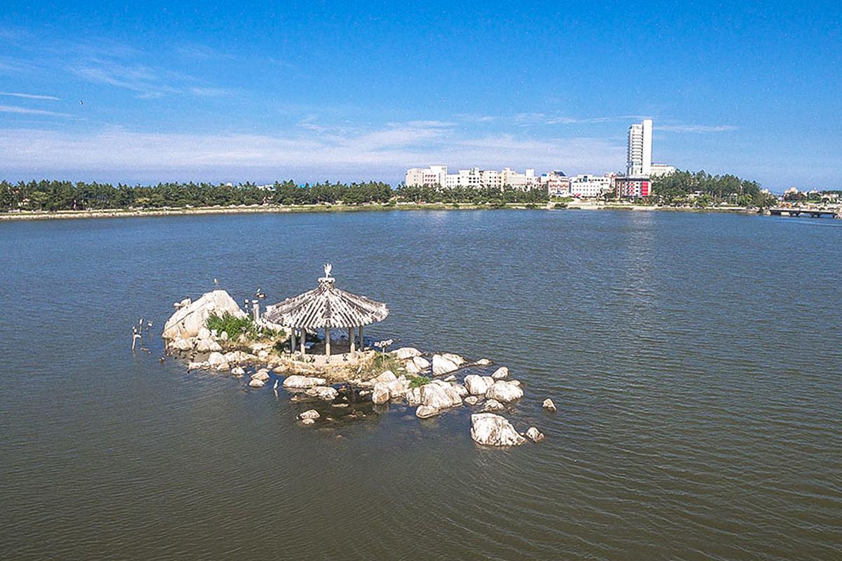 Área de observación en el Lago Gyeongpo que proporciona vistas inolvidables del paisaje acuático.