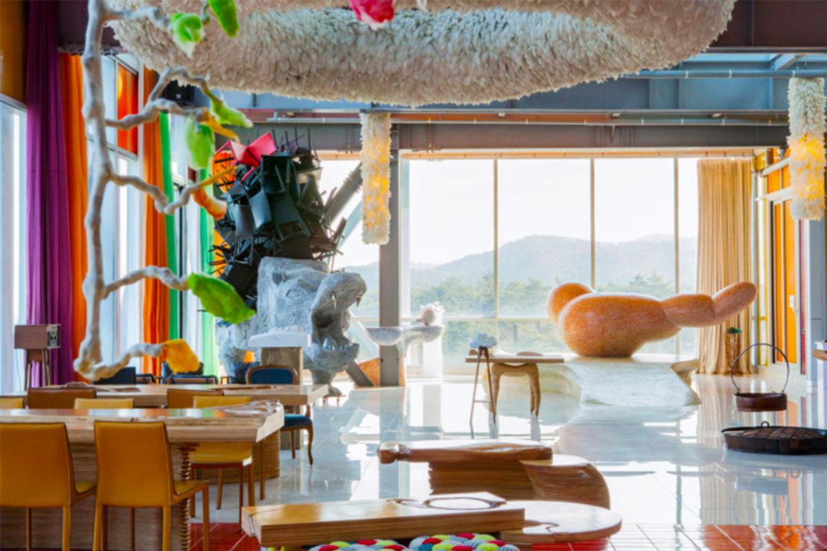 Interior del Mundo del Arte Haslla con su vibrante decoración y moderno diseño.