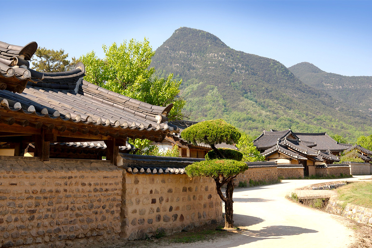 Paisaje montañoso junto a la Casa Seongyojang, destacando la serenidad de su entorno natural.