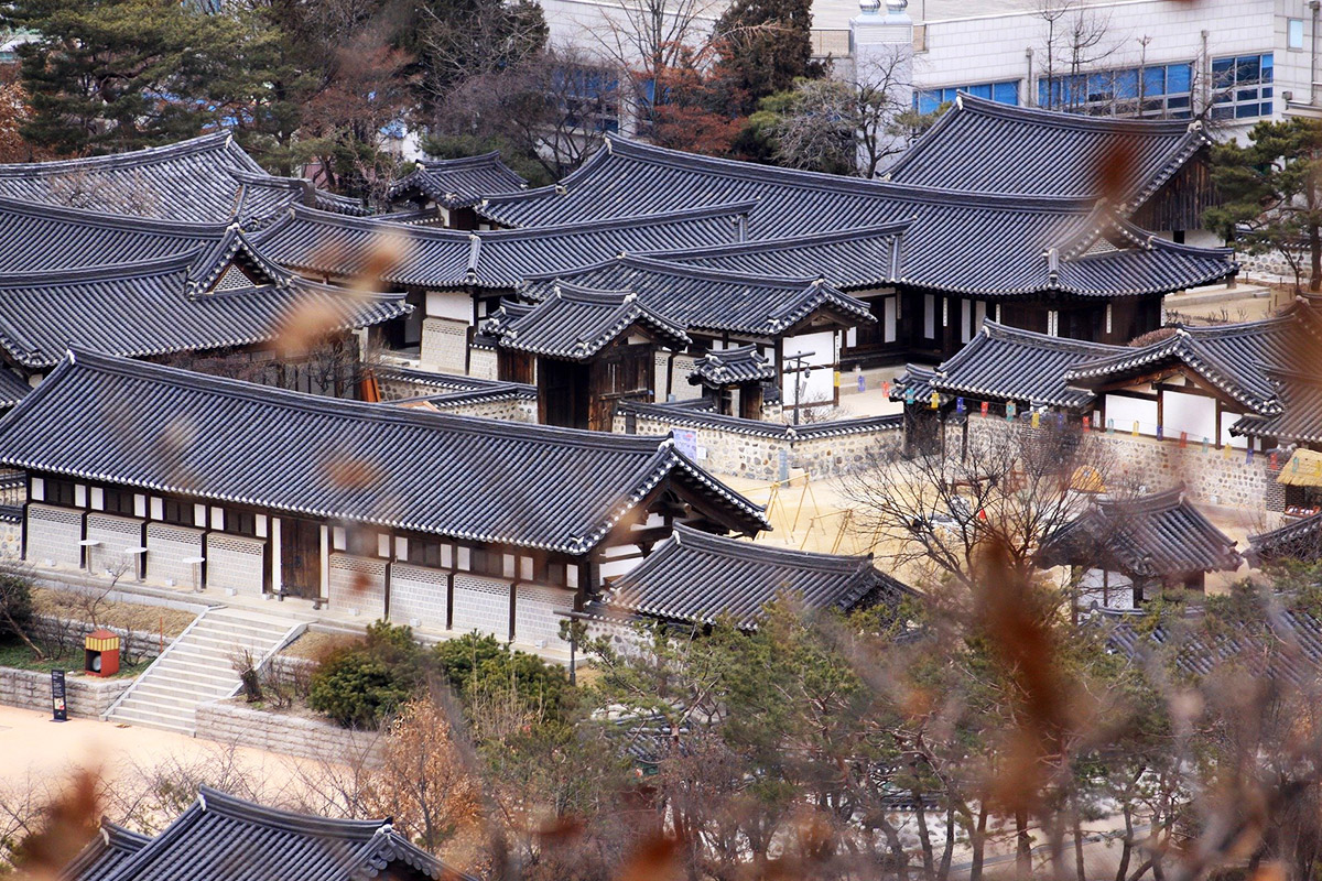 Vista aérea de la Casa Seongyojang en Gangneung, un ejemplo preservado de la arquitectura tradicional coreana hanok.