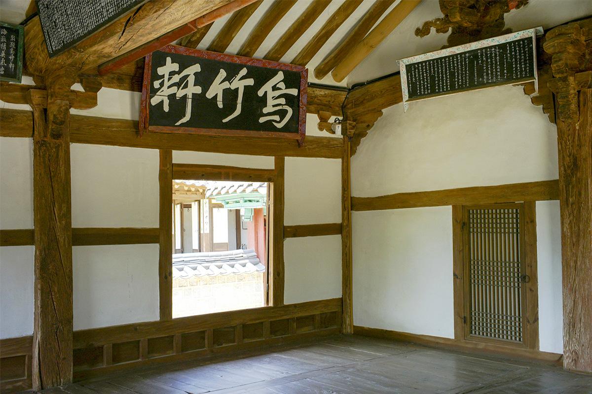Interior del Ohjukheon mostrando elementos de la arquitectura tradicional coreana.