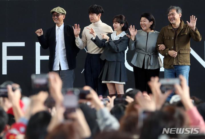 釜山国際映画祭オープントークイベントに参加する映画『ヤンダー』の監督と俳優たち。2022年10月7日。