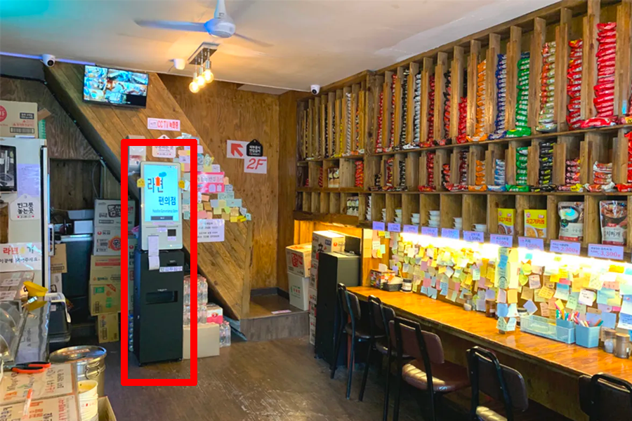 一家无人商店内部，顾客可以进行自助购买过程，体现了韩国的非现金交易趋势。