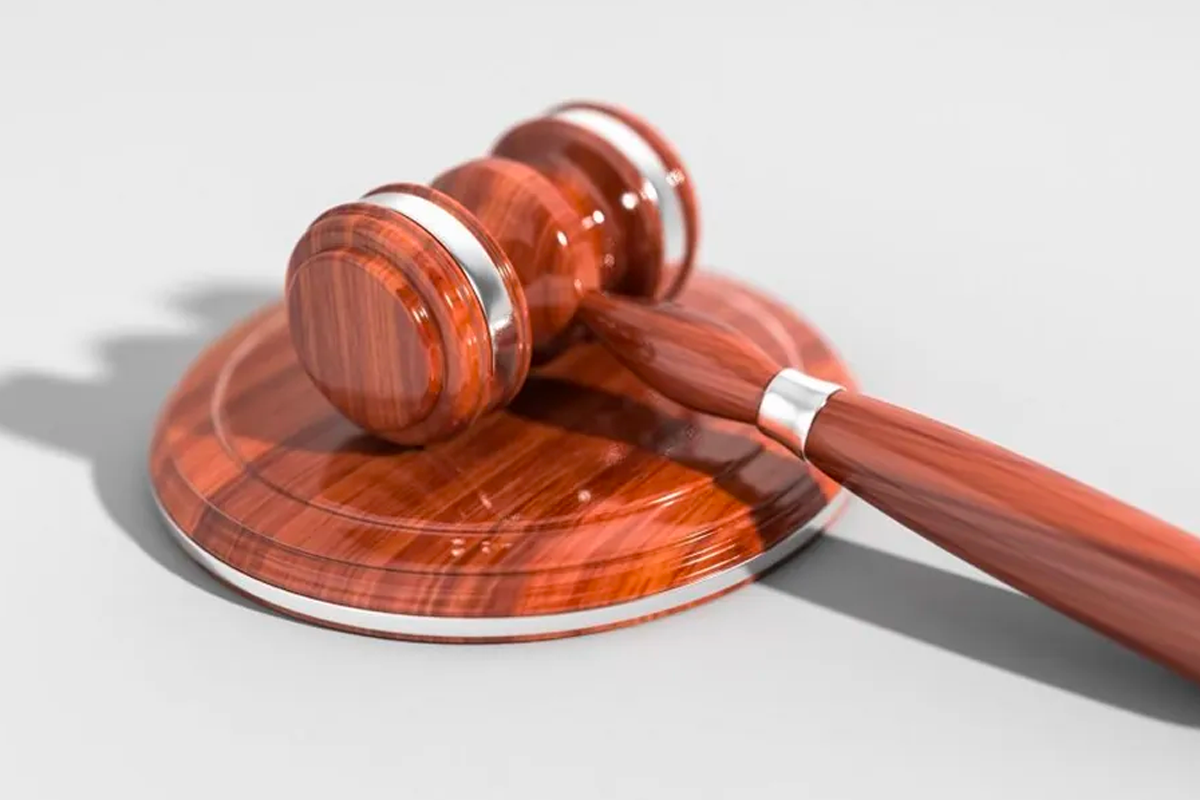 法槌和敲击板的特写，代表韩国法律对现金支付和税收的规定及法律责任。