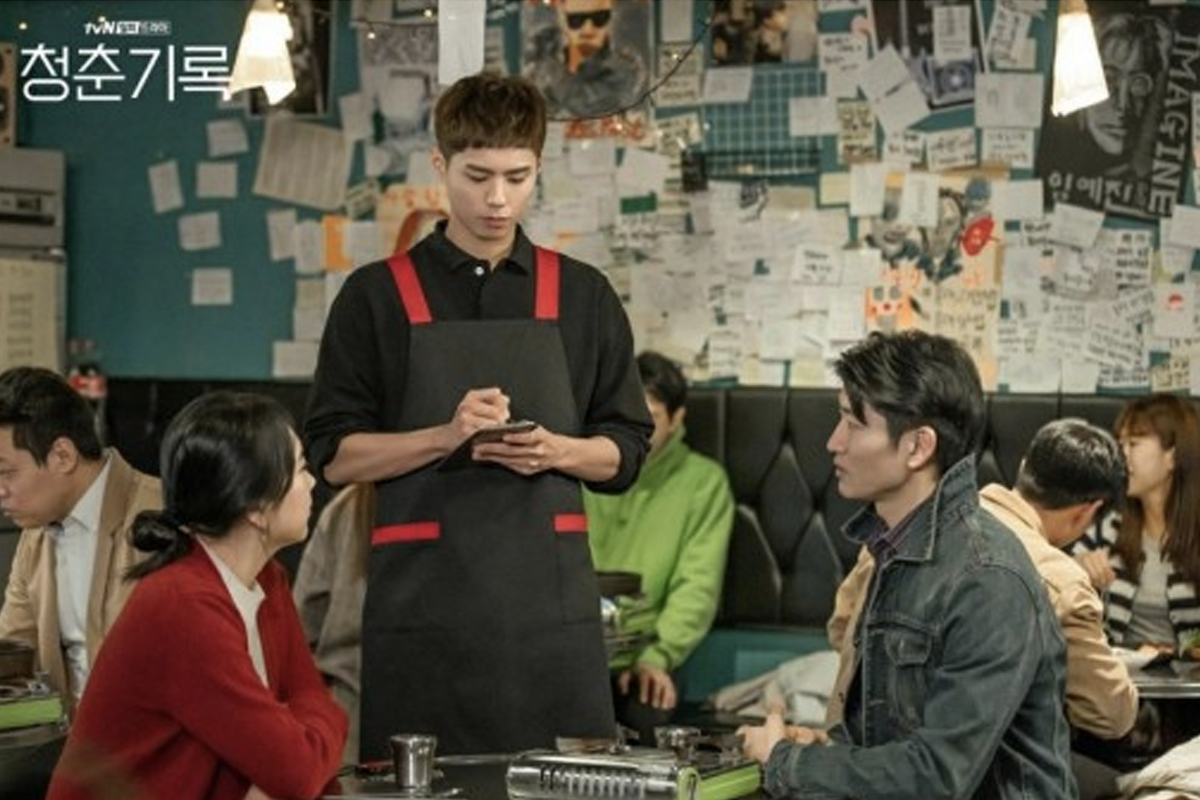 韓劇青春紀錄中的角色在餐廳工作的場景，展示韓國青年打工文化