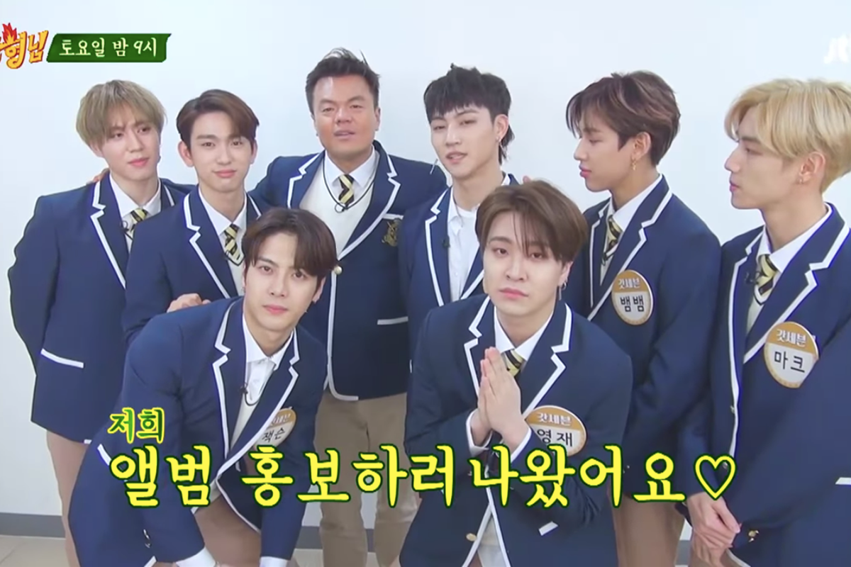 穿着蓝白校服的韩国综艺节目中的男子身上的名字标签挂着“BamBam”和“Mark”文字。